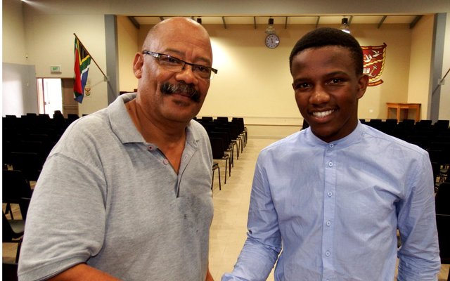 Gansbaai Academia se Top-kandidaat vir 2015, Simphiwe Yana saam met die skoolhoof, mnr Tommy Wilson   